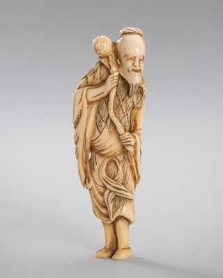Lot 1512 - A FINE IVORY NETSUKE OF TOBOSAKU SENNIN HOLDING A PEACH