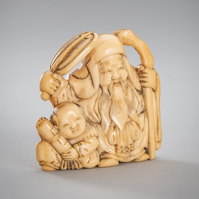 Lot 1552 - A CHARMING IVORY NETSUKE OF FUKUROKIJU WITH A KARAKO