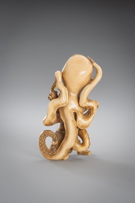 Lot 313 - A FINE IVORY OKIMONO OF A MAN FIGHTING AN OCTOPUS