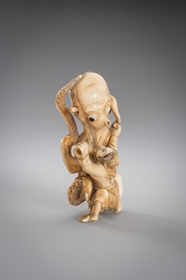Lot 313 - A FINE IVORY OKIMONO OF A MAN FIGHTING AN OCTOPUS