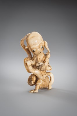 Lot 313 - A FINE IVORY OKIMONO OF A MAN FIGHTING AN OCTOPUS