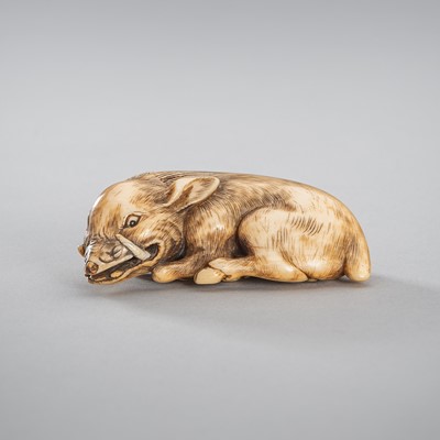Lot 304 - A FINE KYOTO SCHOOL IVORY NETSUKE OF A RECLINING BOAR