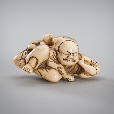 Lot 661 - A FINE IVORY NETSUKE OF A SLEEPING SARUMAWASHI WITH MONKEY