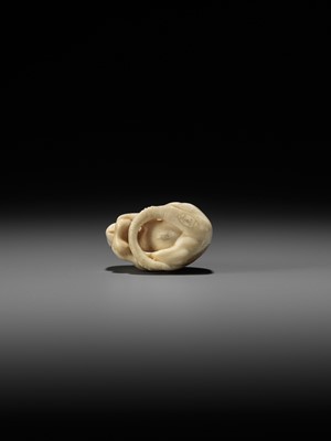 Lot 148 - RANICHI: A FINE IVORY NETSUKE OF A PIEBALD RAT EATING A PEANUT