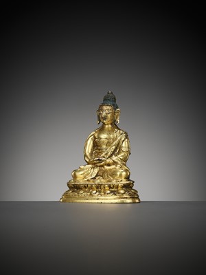 Lot 11 - A SMALL GILT BRONZE FIGURE OF BUDDHA AMITABHA, 17TH-18TH CENTURY