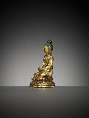 Lot 11 - A SMALL GILT BRONZE FIGURE OF BUDDHA AMITABHA, 17TH-18TH CENTURY
