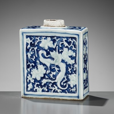 Lot 198 - A BLUE AND WHITE ‘DRAGON’ TEA CADDY, EARLY QING DYNASTY
