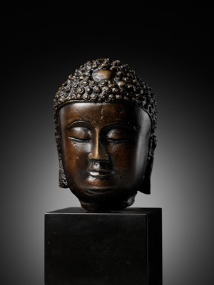 Lot 653 - A LARGE BRONZE HEAD OF BUDDHA, YUAN - EARLY MING DYNASTY, CHINA, 14TH-15TH CENTURY