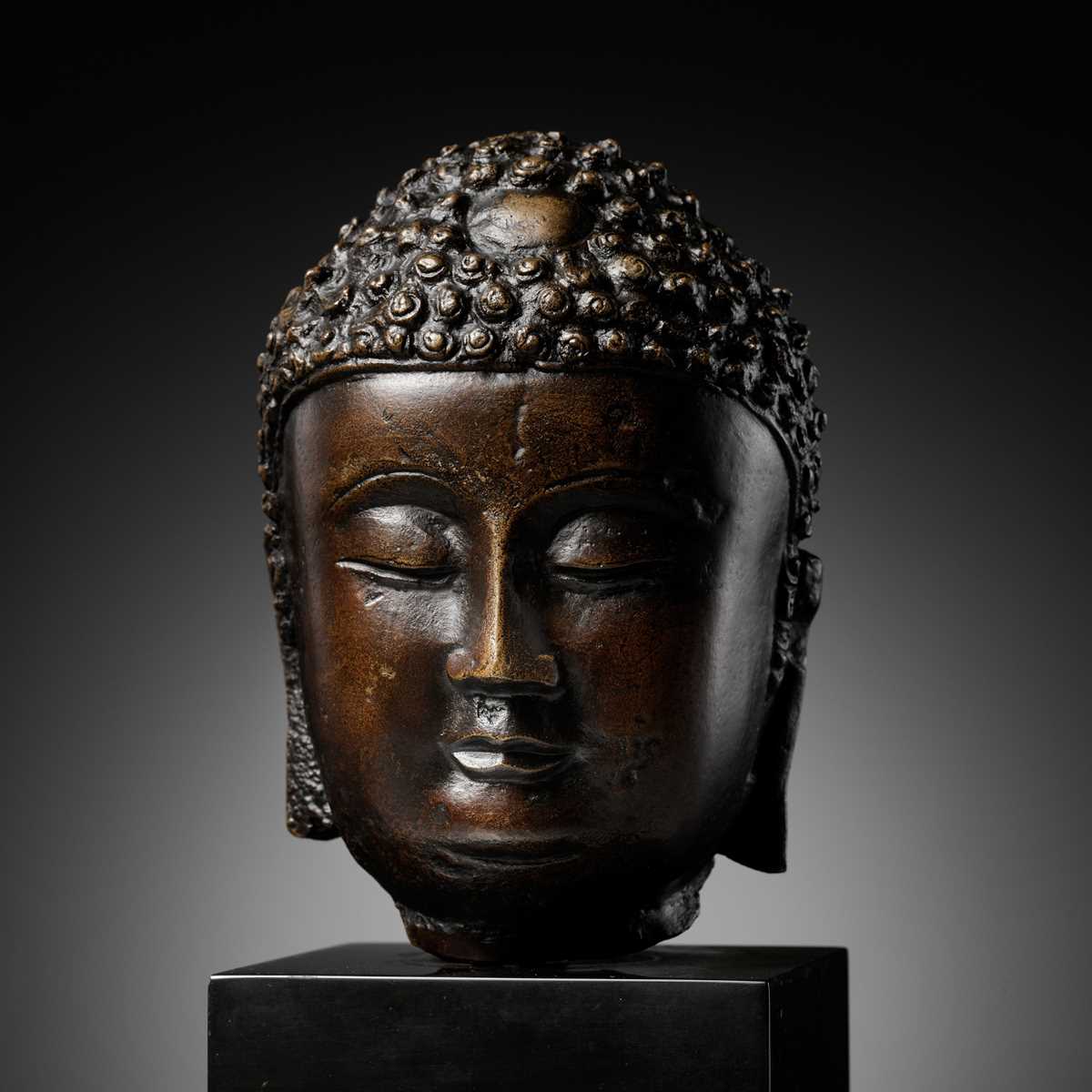 Lot 653 - A LARGE BRONZE HEAD OF BUDDHA, YUAN - EARLY MING DYNASTY, CHINA, 14TH-15TH CENTURY