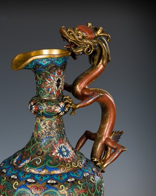 Lot 260 - A CLOISONNE AND CHAMPLEVÉ ‘DRAGON’ EWER, LATE QING DYNASTY