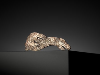 Lot 429 - A PALE AND DARK GRAY JADE ‘DOUBLE-DRAGON’ PENDANT, WARRING STATES PERIOD