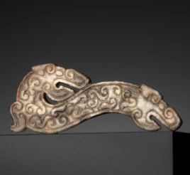 Lot 429 - A PALE AND DARK GRAY JADE ‘DOUBLE-DRAGON’ PENDANT, WARRING STATES PERIOD