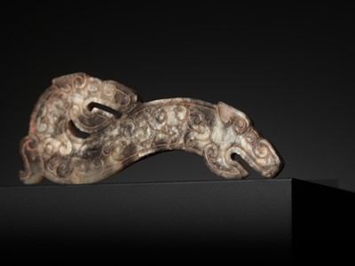 Lot 429 - A PALE AND DARK GRAY JADE ‘DOUBLE-DRAGON’ PENDANT, WARRING STATES PERIOD