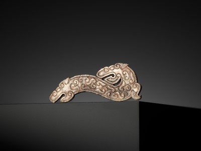 Lot 429 - A PALE AND DARK GRAY JADE ‘DOUBLE-DRAGON’ PENDANT, WARRING STATES PERIOD