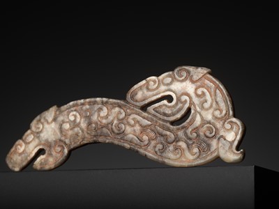 Lot 429 - A PALE AND DARK GRAY JADE ‘DOUBLE-DRAGON’ PENDANT, WARRING STATES PERIOD
