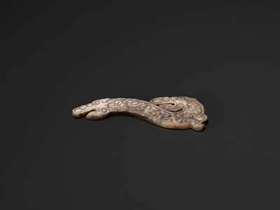 Lot 429 - A PALE AND DARK GRAY JADE ‘DOUBLE-DRAGON’ PENDANT, WARRING STATES PERIOD