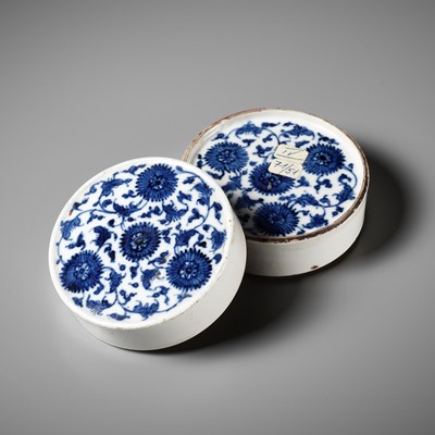 Lot 197 - A BLUE AND WHITE SEAL PASTE BOX AND COVER, EARLY QING DYNASTY