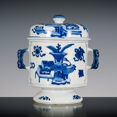 Lot 187 - A BLUE AND WHITE ‘HUNDRED ANTIQUES’ U-SHAPED BOWL AND COVER, KANGXI PERIOD