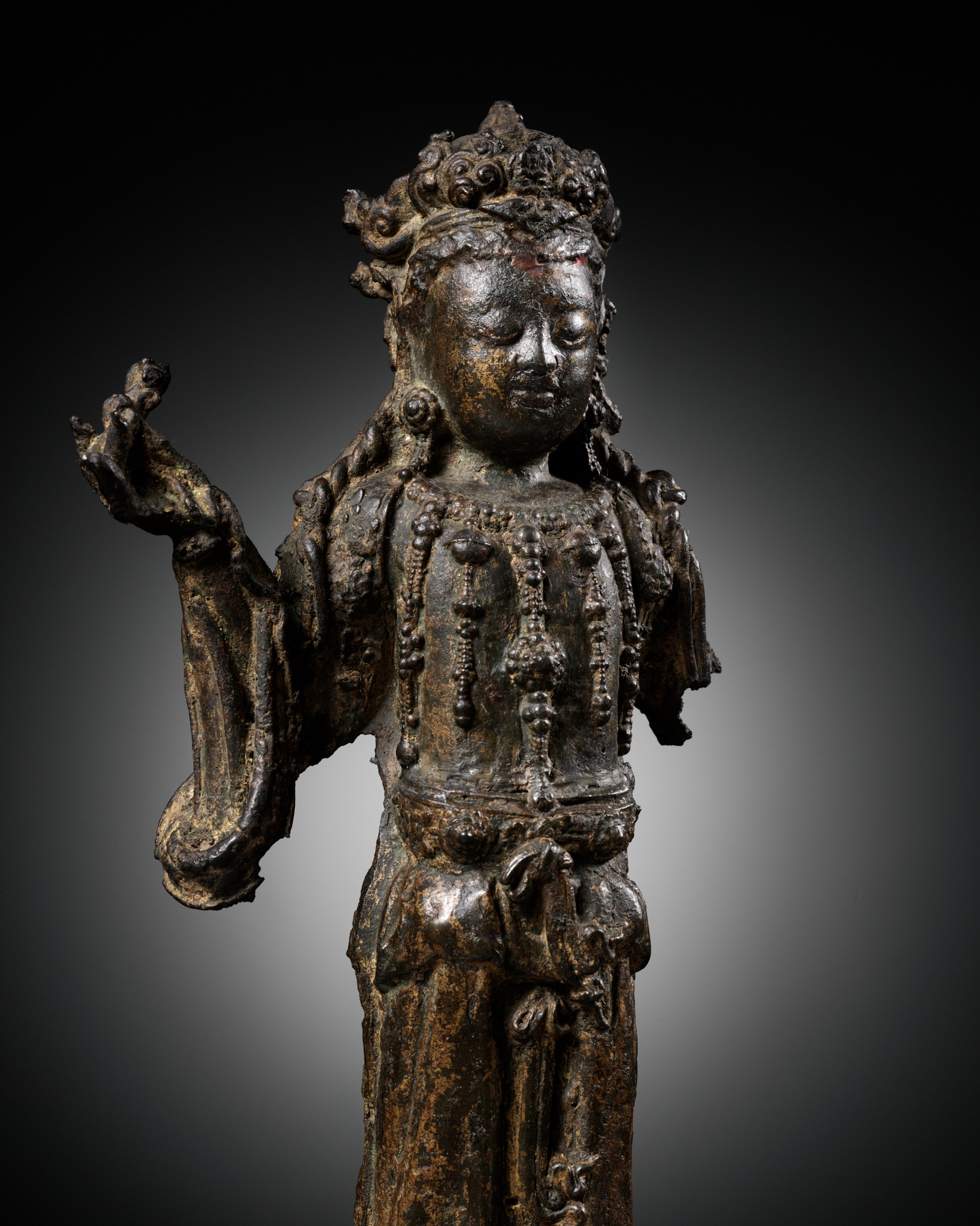 Lot 67 - A BRONZE FIGURE OF THE WILLOW-BRANCH GUANYIN,