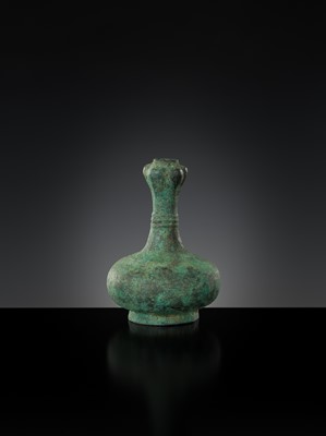 Lot 322 - A RARE BRONZE MINIATURE GARLIC-HEAD VASE, SUANTOUHU, HAN DYNASTY