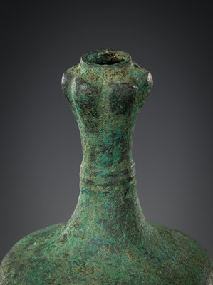 Lot 322 - A RARE BRONZE MINIATURE GARLIC-HEAD VASE, SUANTOUHU, HAN DYNASTY