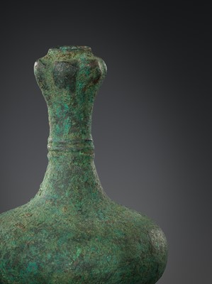 Lot 322 - A RARE BRONZE MINIATURE GARLIC-HEAD VASE, SUANTOUHU, HAN DYNASTY
