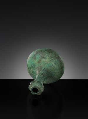 Lot 322 - A RARE BRONZE MINIATURE GARLIC-HEAD VASE, SUANTOUHU, HAN DYNASTY