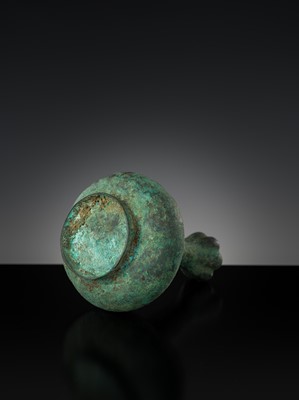 Lot 322 - A RARE BRONZE MINIATURE GARLIC-HEAD VASE, SUANTOUHU, HAN DYNASTY