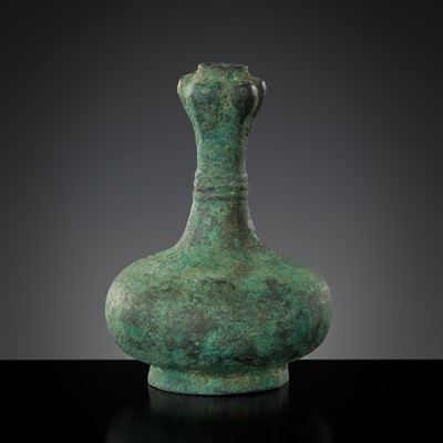 Lot 322 - A RARE BRONZE MINIATURE GARLIC-HEAD VASE, SUANTOUHU, HAN DYNASTY