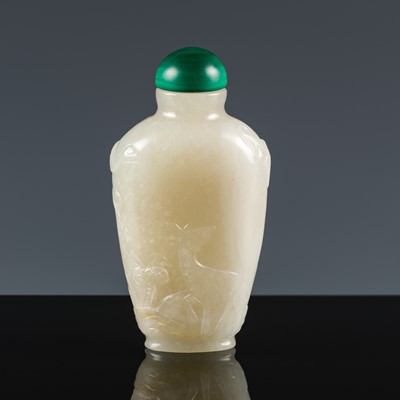 Lot 121 - A WHITE JADE ‘DEER AND CRANE’ SNUFF BOTTLE, MID-QING DYNASTY