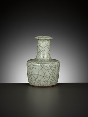 Lot 108 - A GE-TYPE ‘KINUTA’ VASE, CHINA, 18TH CENTURY