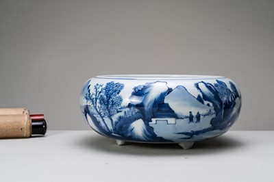 A BLUE AND WHITE PORCELAIN TRIPOD CENSER, QING DYNASTY