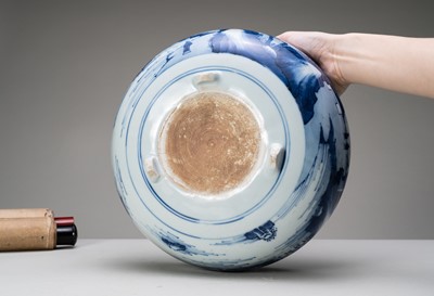 A BLUE AND WHITE PORCELAIN TRIPOD CENSER, QING DYNASTY
