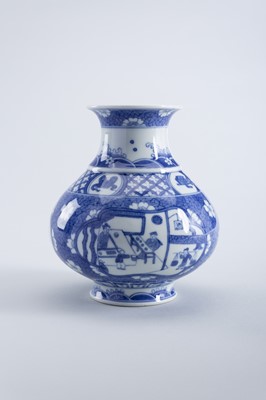 A SMALL PAIR OF BLUE AND WHITE PORCELAIN VASES, REPUBLIC PERIOD