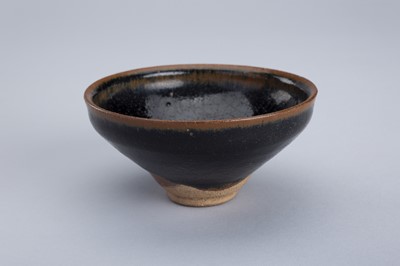 A RUSSET AND BLACK GLAZED CERAMIC TEA BOWL, SONG STYLE, MING DYNASTY