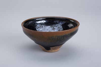 A RUSSET AND BLACK GLAZED CERAMIC TEA BOWL, SONG STYLE, MING DYNASTY