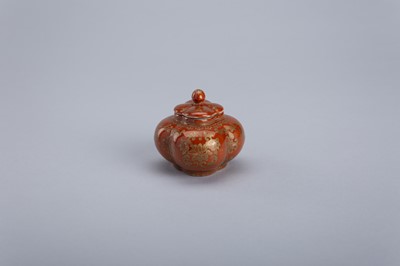 A GROUP OF TWO SMALL PORCELAIN ITEMS, QING DYNASTY