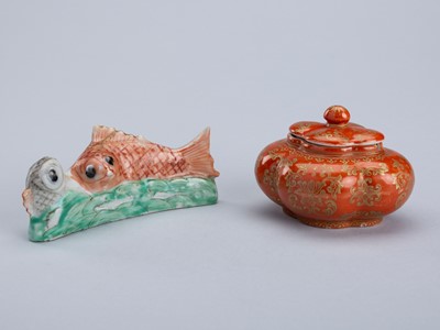 A GROUP OF TWO SMALL PORCELAIN ITEMS, QING DYNASTY