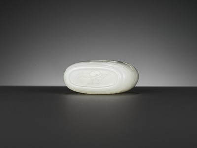 Lot 47 - A WHITE JADE 'DRAGON' SNUFF BOTTLE, CHINA, 18TH CENTURY