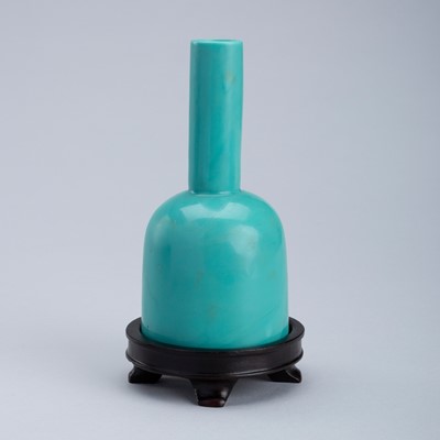 Lot 1682 - A TURQUOISE PEKING GLASS MALLET VASE, DAOGUANG MARK AND PERIOD