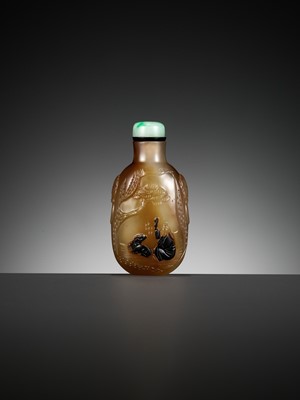Lot 48 - A CAMEO AGATE ‘NOBLE PROFESSIONS’ SNUFF BOTTLE, ZHITING SCHOOL, SUZHOU, CHINA, 1760-1850
