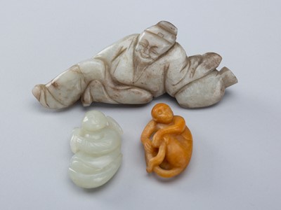 Lot 909 - A GROUP OF THREE JADE PENDANTS AND FIGURES, 19TH CENTURY