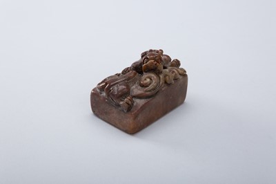 A ‘CHILONG’ SOAPSTONE SEAL AND AN AGATE PENDANT, c. 1920s