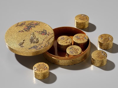 Lot 10 - A RARE INLAID LACQUER BOX AND COVER WITH SEVEN KOGO (INCENSE BOX) FOR THE INCENSE-MATCHING GAME