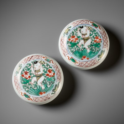 Lot 528 - A PAIR OF FAMILLE VERTE ‘BOY WITH LOTUS’ BOXES AND COVERS, KANGXI PERIOD