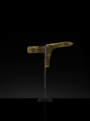Lot 298 - A BRONZE HALBERD BLADE, GE, EASTERN ZHOU DYNASTY