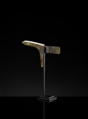 Lot 298 - A BRONZE HALBERD BLADE, GE, EASTERN ZHOU DYNASTY
