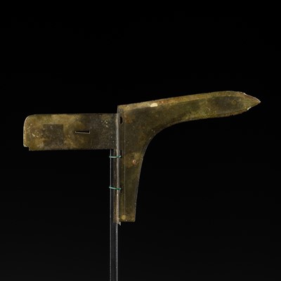 Lot 298 - A BRONZE HALBERD BLADE, GE, EASTERN ZHOU DYNASTY