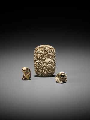 Lot 349 - A RARE MINIATURE IVORY SAGEMONO SET DEPICTING SHISHI AMONG PEONY, WITH EN SUITE NETSUKE AND OJIME