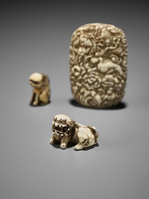 Lot 349 - A RARE MINIATURE IVORY SAGEMONO SET DEPICTING SHISHI AMONG PEONY, WITH EN SUITE NETSUKE AND OJIME